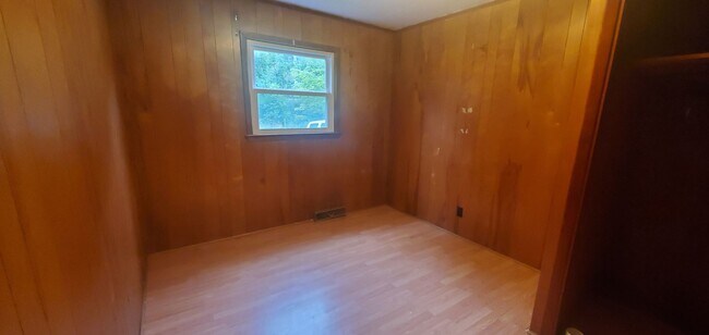 Building Photo - Large 4 Bedroom House On Hwy 105