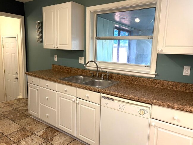 Building Photo - 27160 Spring Arbor Dr