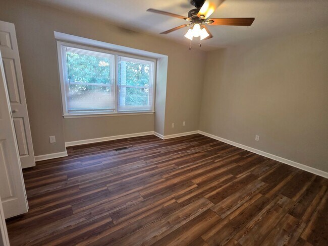 Building Photo - Move in Ready Townhouse l!