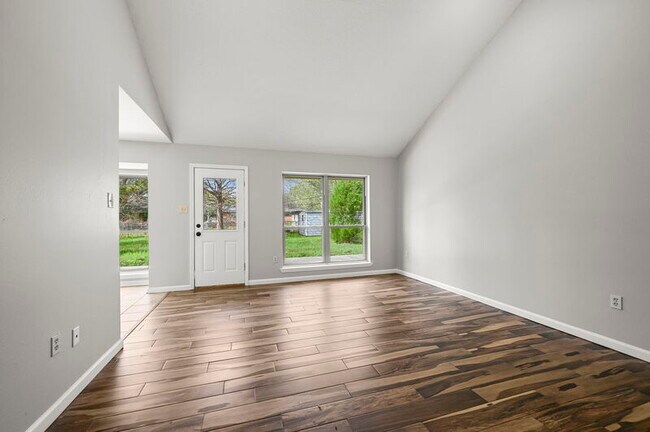 Building Photo - 9852 Hawthorne Dr