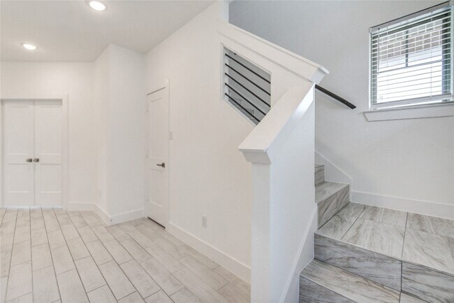 Building Photo - 18815 River Overlook Ct