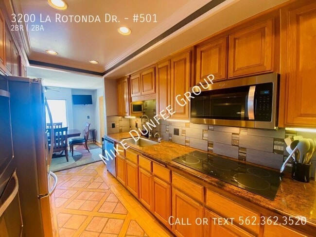 Building Photo - 3200 La Rotonda Dr