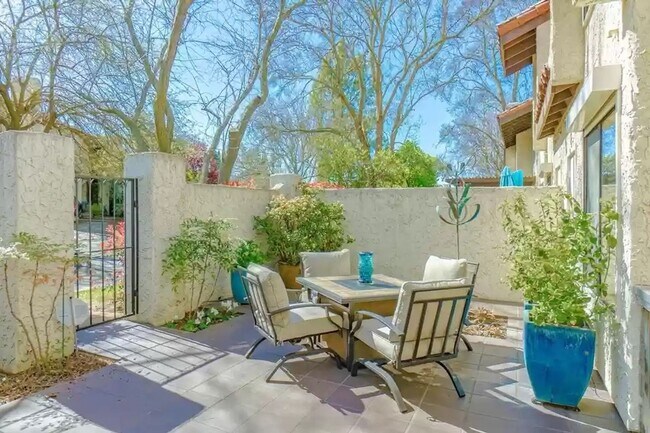 Building Photo - 861 Lake Terrace Cir