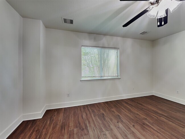 Building Photo - 26880 Hailey's Manor