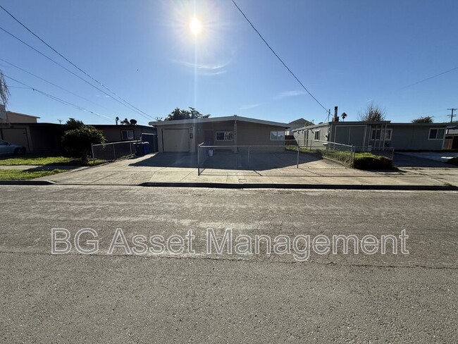 Building Photo - 1526 Visalia Ave