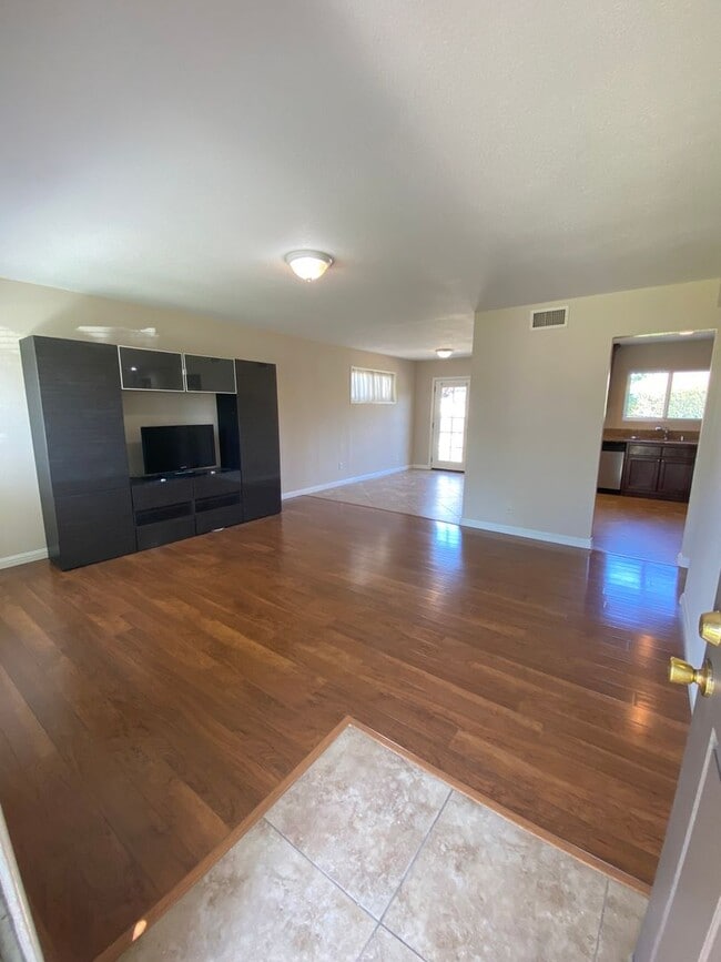 Building Photo - Remodeled 3 Bedroom Lakewood House For Rent-Ready For Move-in ASAP!