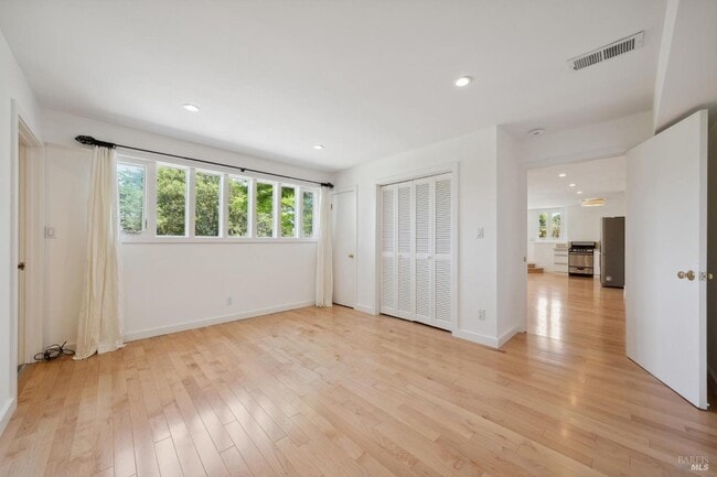 Building Photo - 125 Bayview Ave