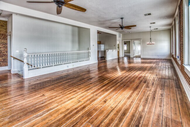 Building Photo - 110 E Alamo St