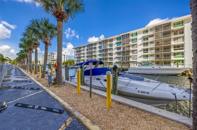 Building Photo - 1800 NE 114th St