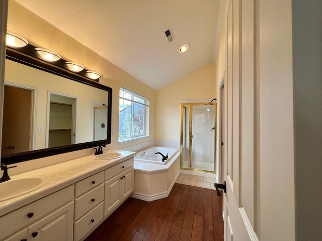 Building Photo - Spacious 4 Bed, 2.5 Bath House!