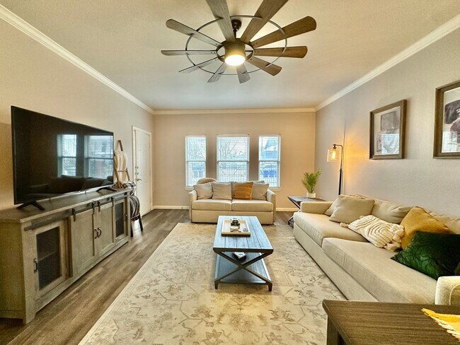 Building Photo - Spacious, Fully-Furnished 2/2 Condo Minutes from Campus - SPRING SEMESTER LEASE AVAILABLE!