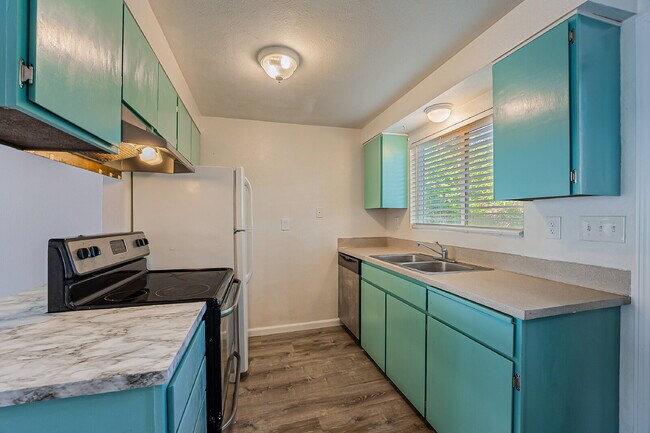 Building Photo - Available immediately, updated townhouse i...