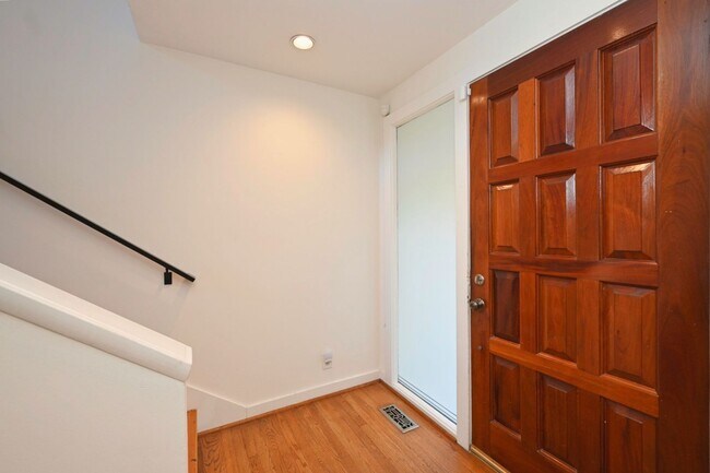Building Photo - **PERFECTLY SITUATED TOWNHOME IN GREEN HIL...