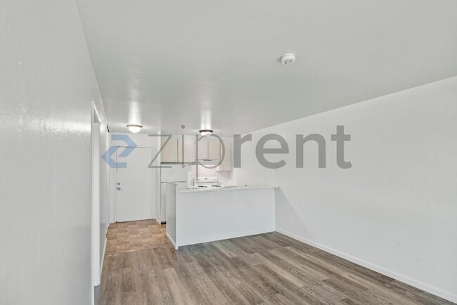Building Photo - Unit 206