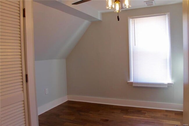 Building Photo - Absolutely adorable 3 bedroom/1.5 bath house in Ritenour school district!