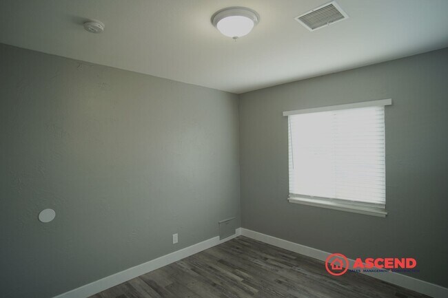 Building Photo - 3-Bedroom Home In East Bakersfield!