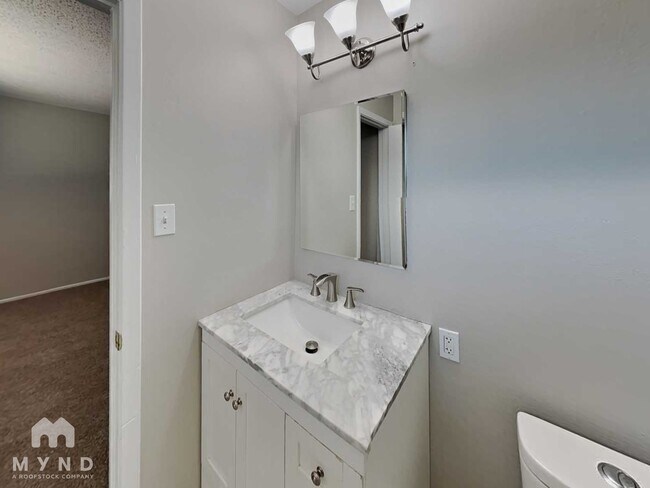 Building Photo - 537 E Laguna Dr