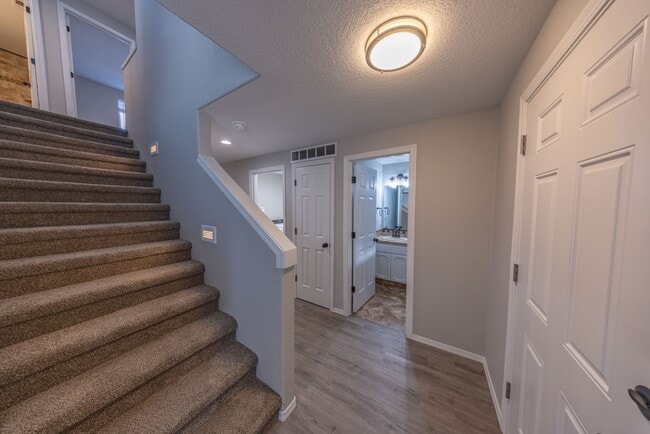 Building Photo - 5 bedroom home in Orchards - RV Parking - Central Air