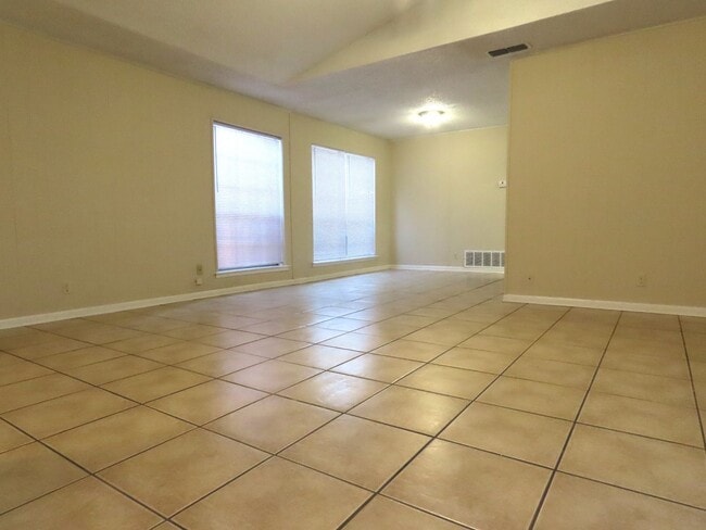 Building Photo - South Tyler! Spacious 3 Bedroom, 2 Bath Du...
