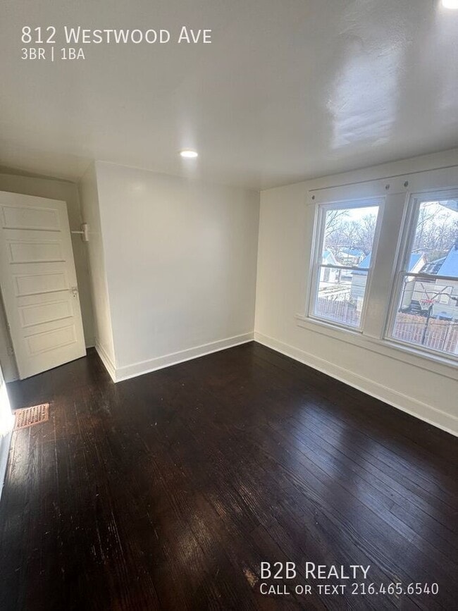 Building Photo - 812 Westwood Ave