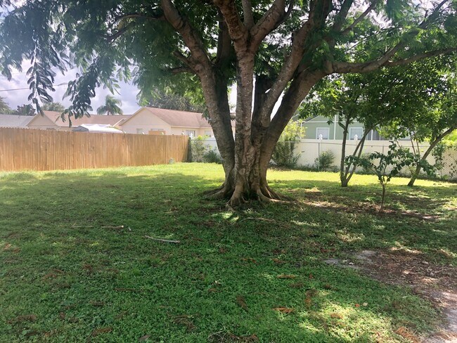 Building Photo - BUENAVENTURA LAKES - 2 BEDROOM, 2 BATHROOM HOUSE