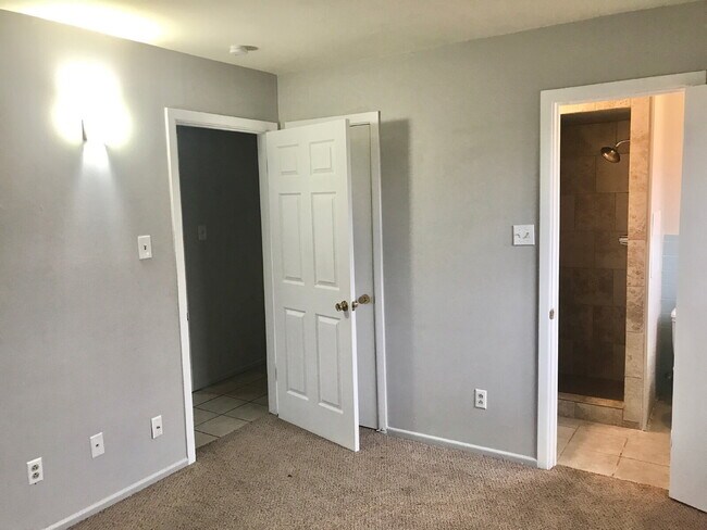 Building Photo - Nice House Close to Shopping & Entertainment