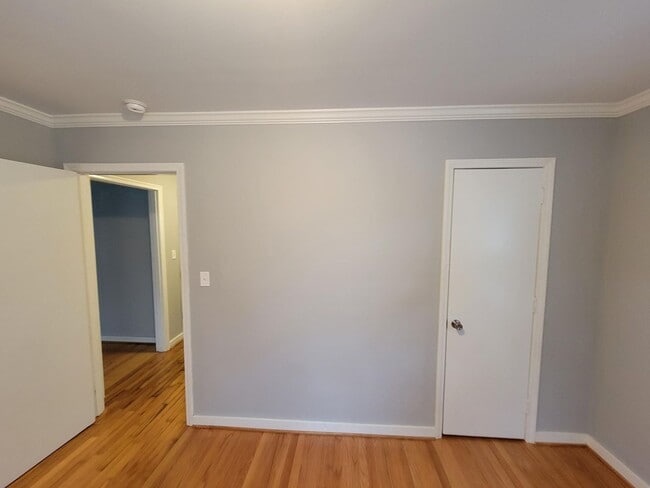 Building Photo - Your Cozy New Home Awaits in Burlington!