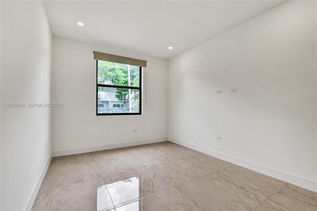 Building Photo - 2887 SW 33rd Ave