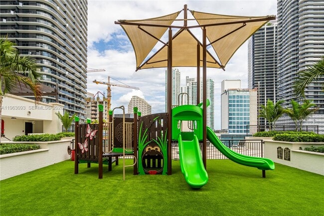 Building Photo - 999 SW 1st Ave