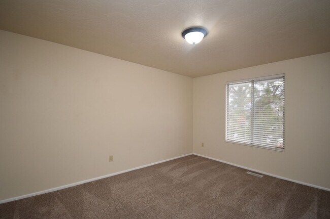 Building Photo - Bright 3 Bed in North Salt Lake – Near Parks, Trails, Shopping & Dining!!