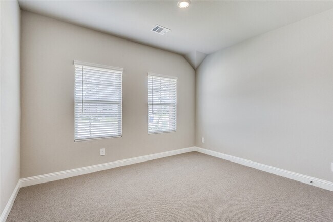 Building Photo - 800 Easthill Dr