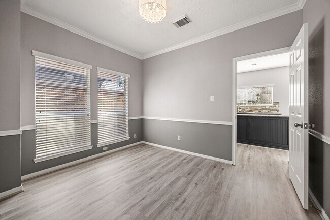 Building Photo - 4707 Leicester Way