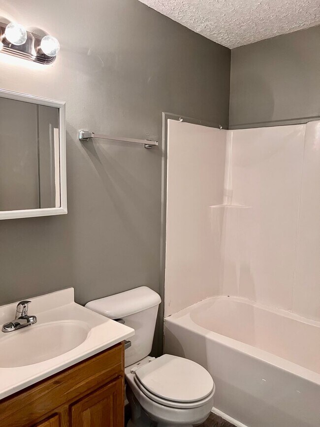 Building Photo - AVAILABLE AUGUST 14! 3 Bedroom Home Near Madison Street
