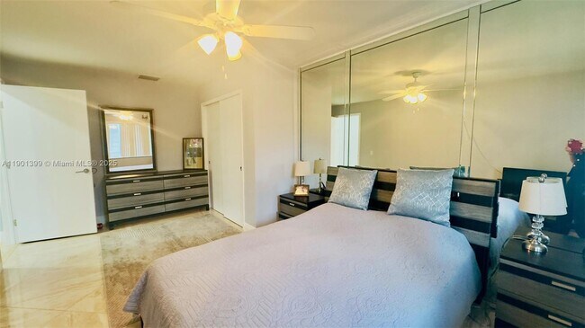 Building Photo - 329 SE 3rd St