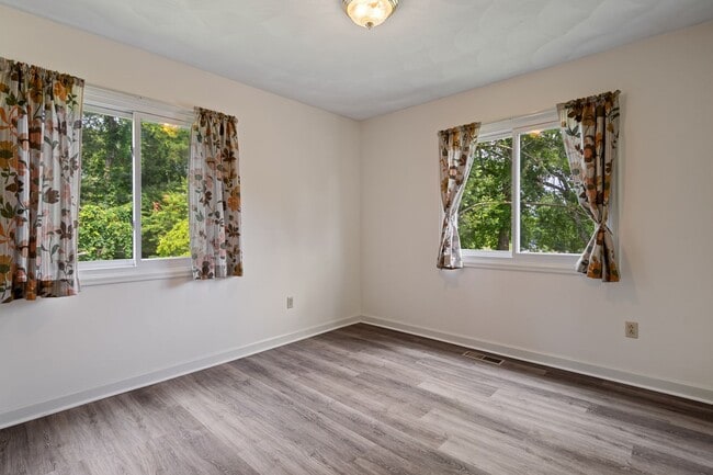 Building Photo - 3 or 4 Bed/ 3 1/2 bath