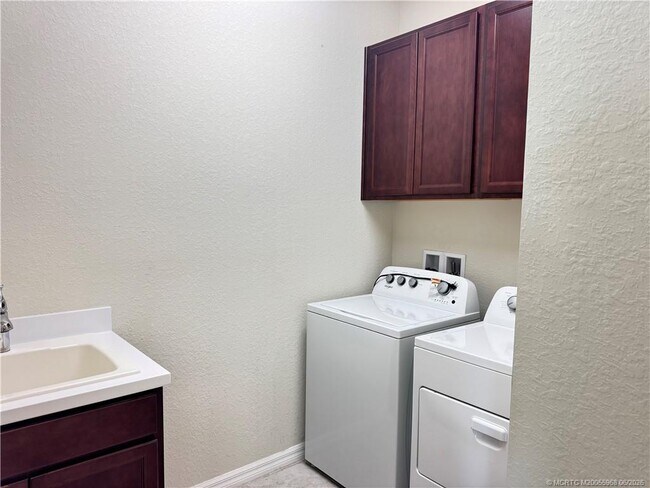 Building Photo - 10214 SW Captiva Dr