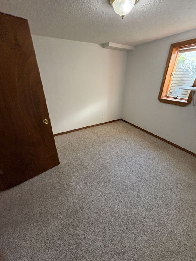 Building Photo - FOR RENT Spacious 4 Bed / 1 Bath Home on C...