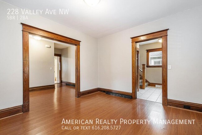 Building Photo - 228 Valley Ave NW
