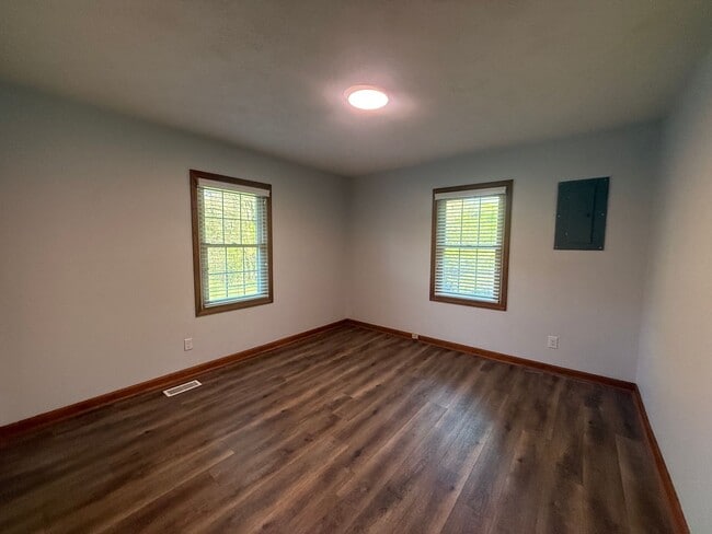 Building Photo - 2-3 Bedroom house with 2 bathrooms and garage