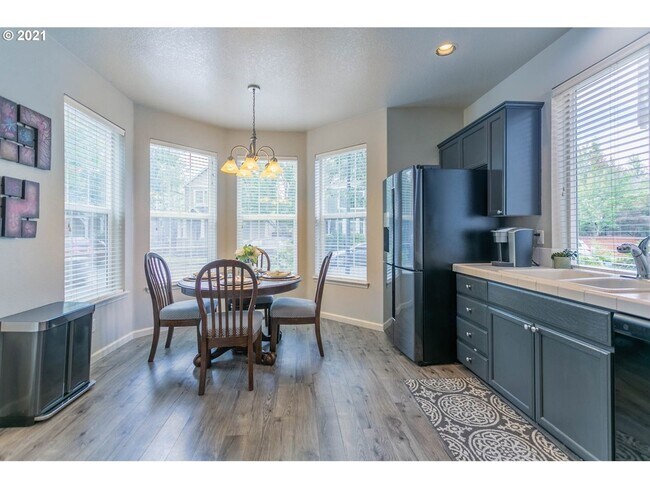 Building Photo - Beautiful 3 bedroom Home with Large Living...