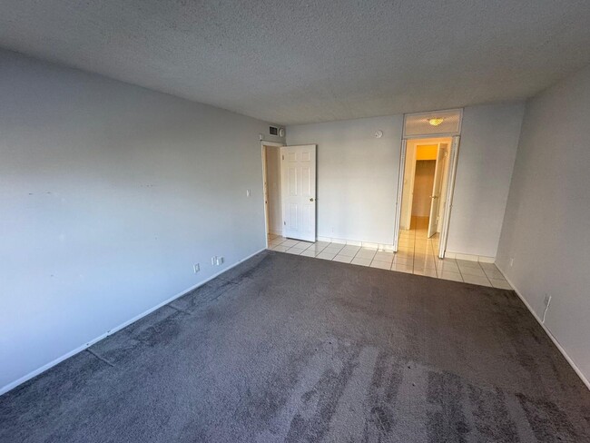 Building Photo - 2 Bed 2 Bath Condo Just Steps From The Oce...