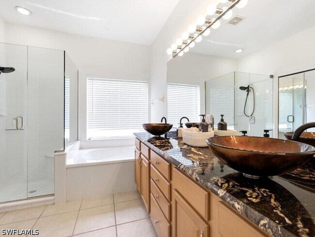 Building Photo - 9980 Isola Way