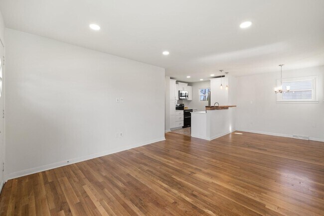 Building Photo - 389 Thompson St