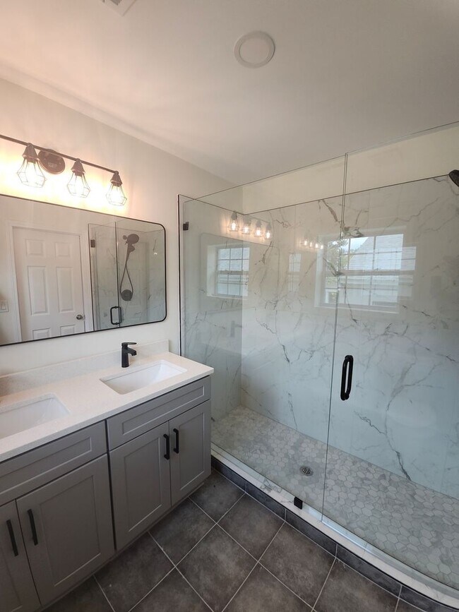 Building Photo - Beautiful 2-Bedroom, 2-Bath Gem in Peoples...