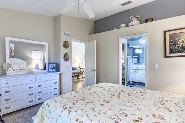 Building Photo - IMMACULATE TURNKEY FURNISHED- NEAR TWIN IS...