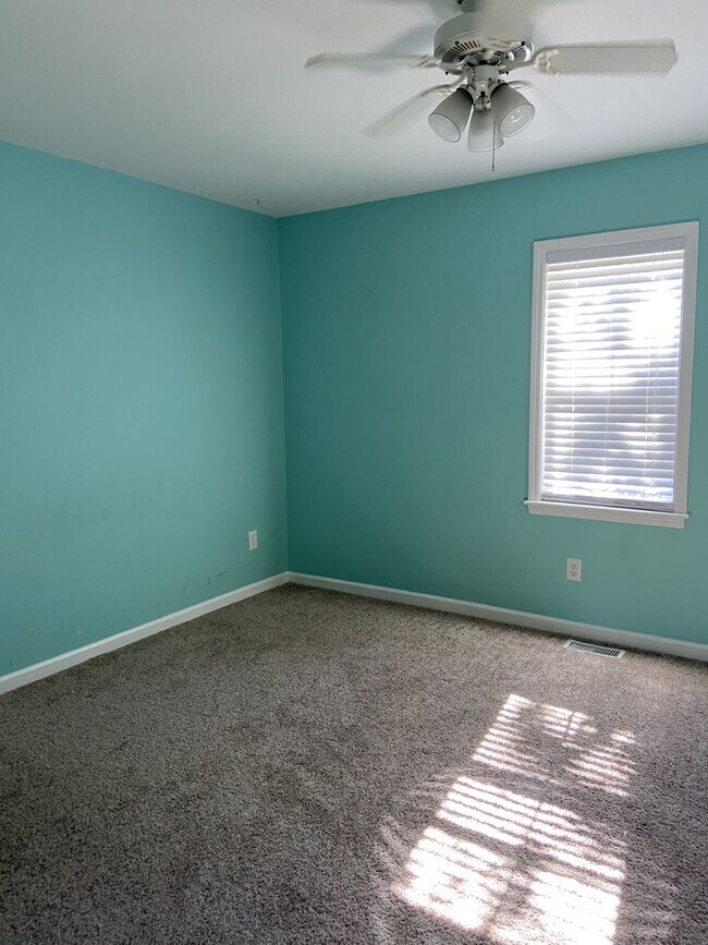 Building Photo - Beautiful home in Emerald Isle.