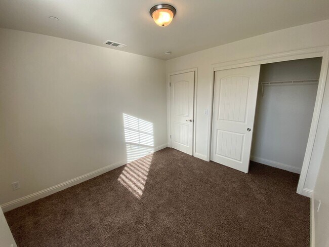 Building Photo - Beautiful 2 Story Home in Gated Avalon Com...