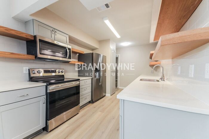 Building Photo - 5010 Collingwood Dr