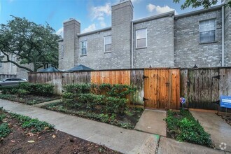 Building Photo - 4001 Tanglewilde St