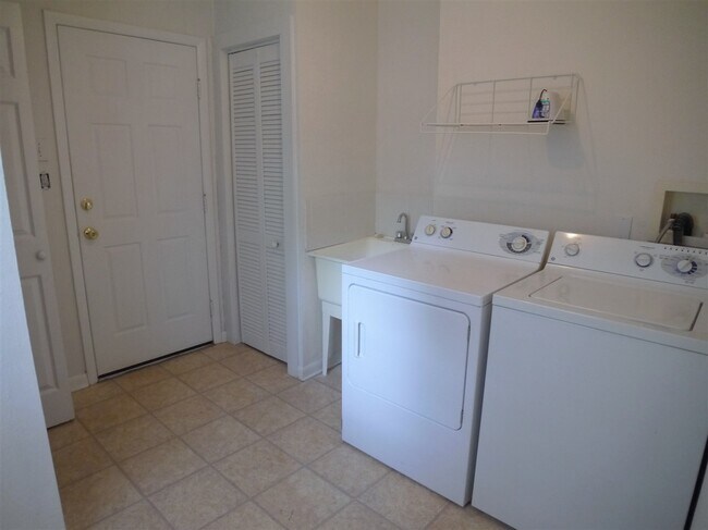 Building Photo - 1429 Milton St